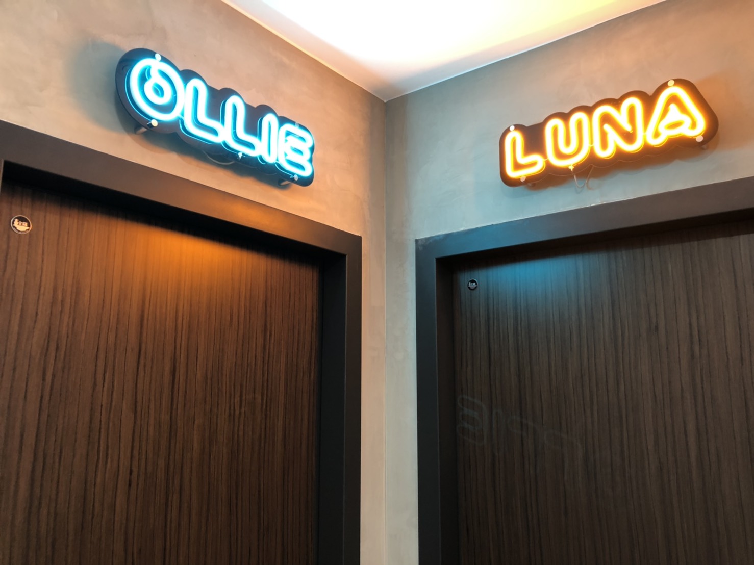 市府店 LUNA 與 OLLIE 錄音間門口霓虹燈